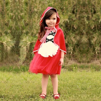 Malá červená princezná dievča na koni cape na sebe biely sneh Santa narodeniny karneval šaty Halloween kostým